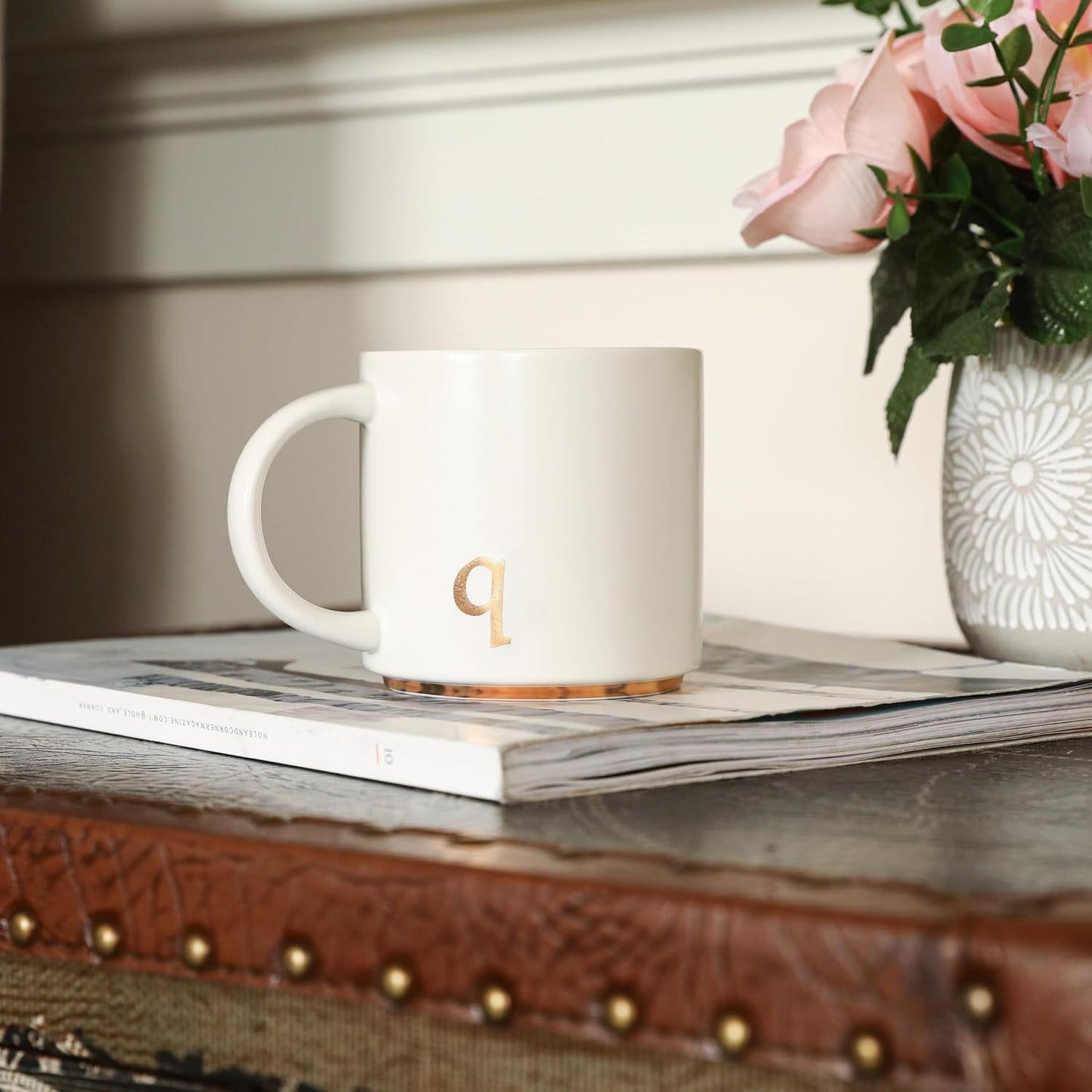 COLLECTIVE HOME - Monogram Ceramic Mugs, 15 oz Golden Initial Coffee Cups, Elegant Alphabet Tea Mugs, Elegant Personalized Mug with Gift Box, Luxurious Cups for Office and Home (q)