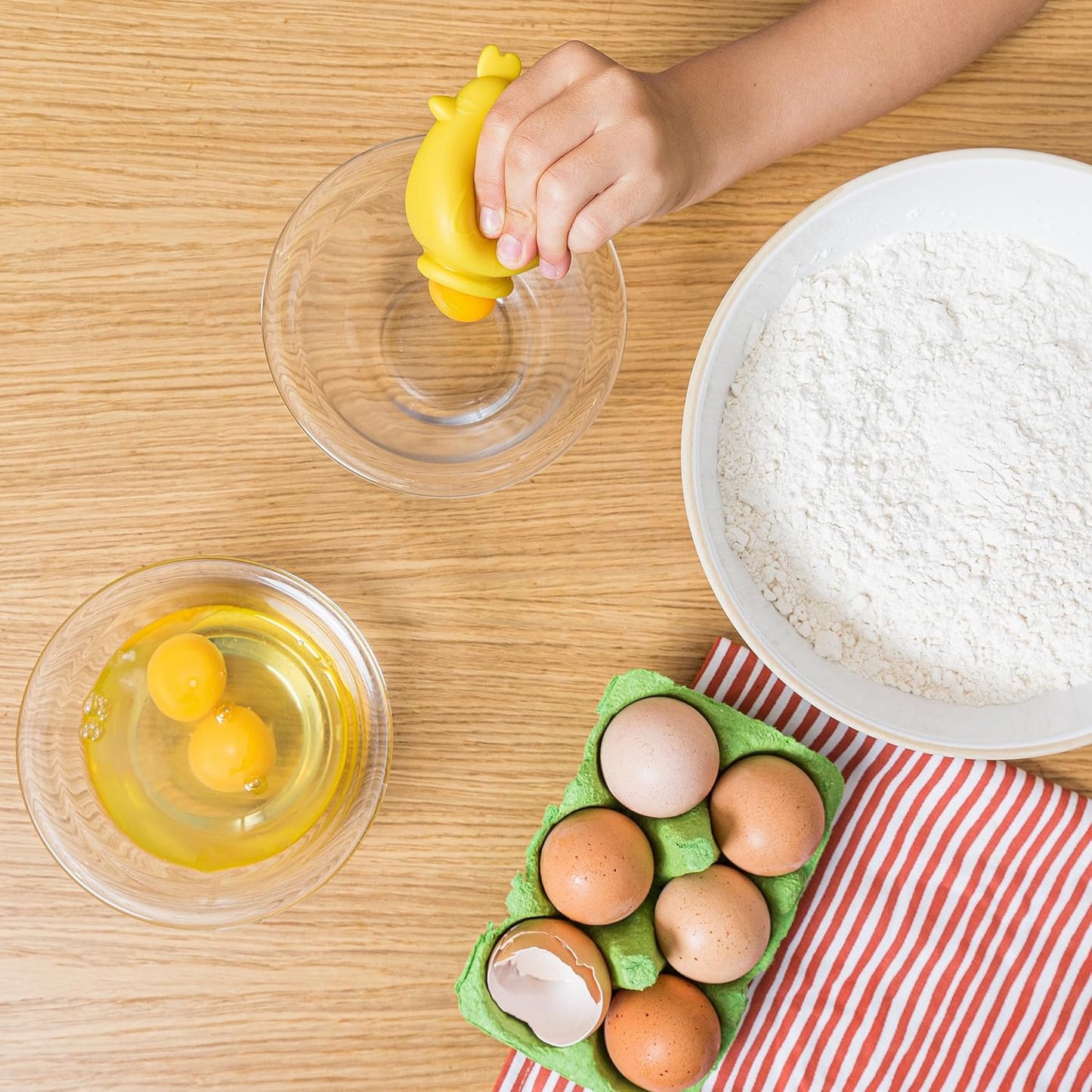 Chefclub Kids - Egg Separator, Chicken Shape, Egg White Separator, Raw Eggs - No Drip, No Mess - Food Grade Silicone, Kitchen Cooking, Kitchen Gadgets Unique Baking Tools (Yellow)