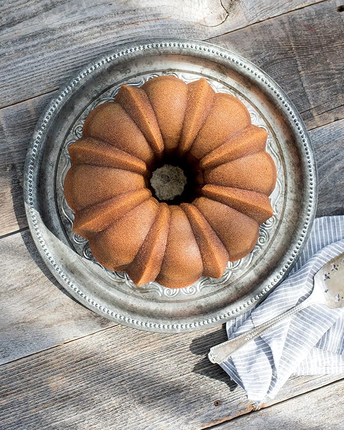 Nordic Ware Original Bundt, 12-Cup, Bronze